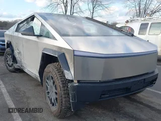 2024 Tesla Cybertruck z VIN 7G2CEHEDXRA026834, wystawiony jako IAAI lot #41448419 z przebiegiem 2 938 mil mil oraz . Historia ofert i sprzedaży dostępna na DreamBid. Obrazek 1.