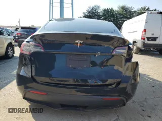 2024 Tesla Model Y z VIN 7SAYGDED7RF162680, wystawiony jako Copart lot #61991495 z przebiegiem Nie podano mil oraz Czysty tytuł • Clean title. Historia ofert i sprzedaży dostępna na DreamBid. Obrazek 6.
