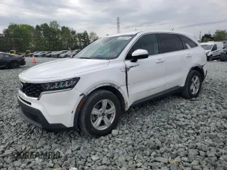 2021 Kia Sorento LX z VIN 5XYRG4LC3MG022168, wystawiony jako Copart lot #52895075 z przebiegiem 93 914 mil mil oraz Szkody całkowita. Historia ofert i sprzedaży dostępna na DreamBid. Obrazek 1.