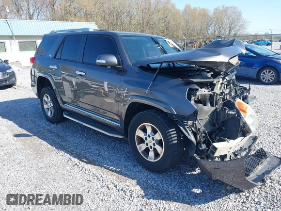 2013 Toyota 4Runner SR5 z VIN JTEZU5JR8D5053197, wystawiony jako IAAI lot #41973107 z przebiegiem 217 750 mil mil oraz . Historia ofert i sprzedaży dostępna na DreamBid. Obrazek 1.