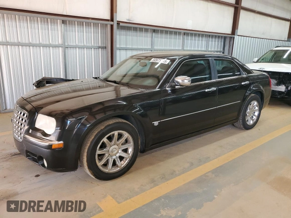 2005 Chrysler 300 C z VIN 2C3JA63H95H577428, wystawiony jako Copart lot #50975795 z przebiegiem 130 630 mil mil oraz Szkoda całkowita • Salvage title. Historia ofert i sprzedaży dostępna na DreamBid. Obrazek 1.