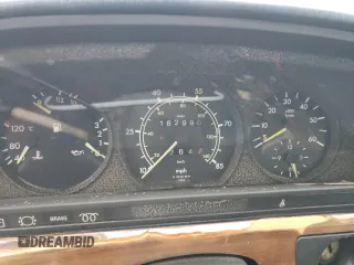 1981 Mercedes-Benz 300 SD with VIN WDBCB20AXBB006308, listed as a Copart auction lot 42446015 with 162,990 mi miles and Clean Title. Bid and sale history available at DreamBid. Image 9.