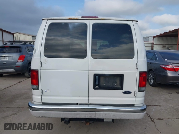 2003 Ford Econoline Passenger XL with VIN 1FDSS31L13HB83911, listed as a IAAI auction lot 42213376 with 236,989 mi miles. Bid and sale history available at carsss.com. Image 16.