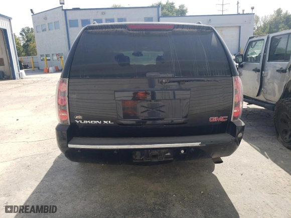 2007 GMC Yukon XL Denali with VIN 1GKFK66857J336272, listed as a Copart auction lot 71039964 with 207,473 mi miles and Salvage Title. Bid and sale history available at carsss.com. Image 6.
