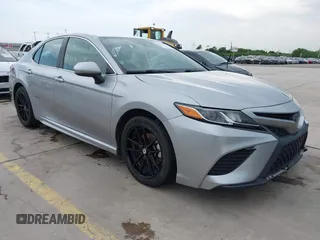 2020 Toyota Camry SE z VIN 4T1G11AK2LU865482, wystawiony jako IAAI lot #42133739 z przebiegiem 101 055 mil mil oraz . Historia ofert i sprzedaży dostępna na DreamBid. Obrazek 1.