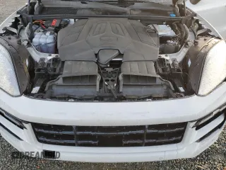 2024 Porsche Cayenne z VIN WP1AA2AY7RDA03399, wystawiony jako Copart lot #42403415 z przebiegiem 24 319 mil mil oraz Szkoda całkowita • Salvage title. Historia ofert i sprzedaży dostępna na DreamBid. Obrazek 13.