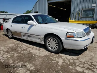 2003 Lincoln Town Car Signature z VIN 1LNHM82W43Y618527, wystawiony jako Copart lot #56135055 z przebiegiem 135 847 mil mil oraz Szkody całkowita. Historia ofert i sprzedaży dostępna na DreamBid. Obrazek 4.