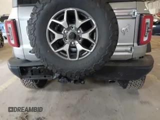 2024 Ford Bronco Badlands z VIN 1FMEE9BP6RLA08116, wystawiony jako IAAI lot #41837206 z przebiegiem 7807 mil mil oraz . Historia ofert i sprzedaży dostępna na DreamBid. Obrazek 19.