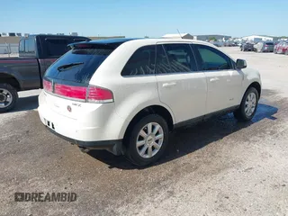 2008 Lincoln MKX z VIN 2LMDU68C28BJ06421, wystawiony jako IAAI lot #42217242 z przebiegiem 231 820 mil mil oraz . Historia ofert i sprzedaży dostępna na DreamBid. Obrazek 4.