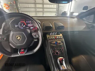 2016 Lamborghini Huracan z VIN ZHWUC2ZFXGLA04796, wystawiony jako Copart lot #45041295 z przebiegiem 23 094 mil mil oraz Czysty tytuł • Clean title. Historia ofert i sprzedaży dostępna na DreamBid. Obrazek 9.
