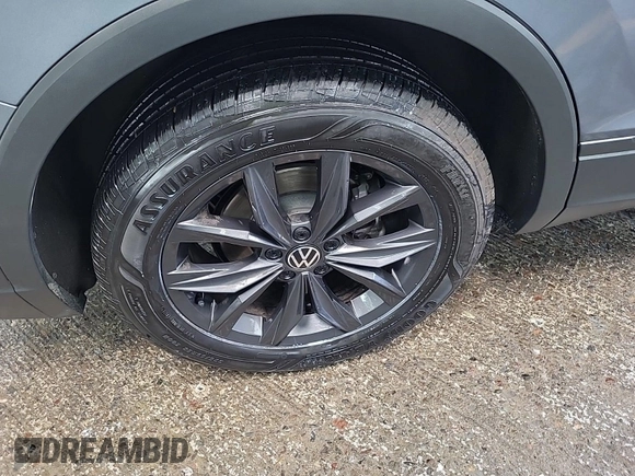 2024 Volkswagen Tiguan SE with VIN 3VV3B7AX5RM107598, listed as a IAAI auction lot 42796418 with 25,762 mi miles and . Bid and sale history available at DreamBid. Image 38.