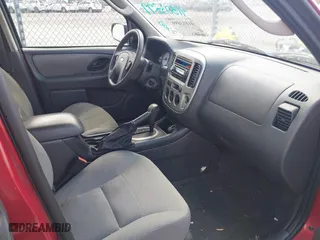 2006 Ford Escape XLT with VIN 1FMYU03116KB57637, listed as a IAAI auction lot 41803899 with 118,945 mi miles. Bid and sale history available at carsss.com. Image 5.