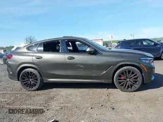 2021 BMW X6 sDrive40i z VIN 5UXCY4C06M9F26841, wystawiony jako IAAI lot #42122749 z przebiegiem 10 072 mil mil oraz . Historia ofert i sprzedaży dostępna na DreamBid. Obrazek 12.