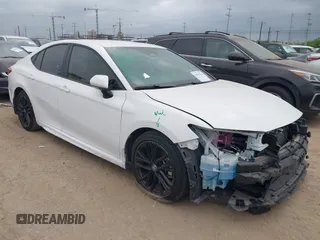 2025 Toyota Camry LE z VIN 4T1DAACK6SU019080, wystawiony jako IAAI lot #42023616 z przebiegiem 10 637 mil mil oraz . Historia ofert i sprzedaży dostępna na DreamBid. Obrazek 1.