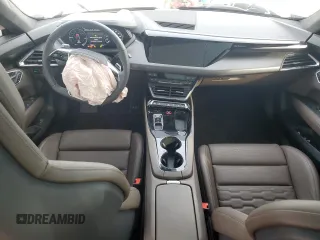 2024 Audi RS e-tron GT z VIN WAUBHBFW5R7900466, wystawiony jako Copart lot #77434014 z przebiegiem 5257 mil mil oraz Szkody całkowita. Historia ofert i sprzedaży dostępna na DreamBid. Obrazek 8.