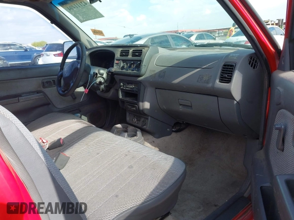 2000 Nissan Frontier XE z VIN 1N6DD21SXYC366427, wystawiony jako IAAI lot #42111404 z przebiegiem 176 579 mil mil oraz . Historia ofert i sprzedaży dostępna na DreamBid. Obrazek 5.