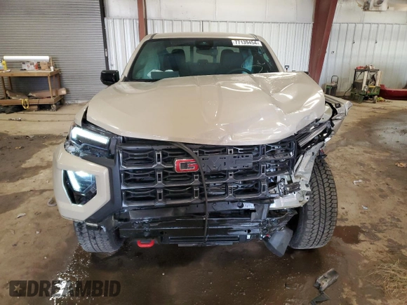 2024 GMC Canyon 4WD AT4 z VIN 1GTP6DEK7R1130962, wystawiony jako Copart lot #77139454 z przebiegiem 3236 mil mil oraz Szkody całkowita. Historia ofert i sprzedaży dostępna na DreamBid. Obrazek 5.