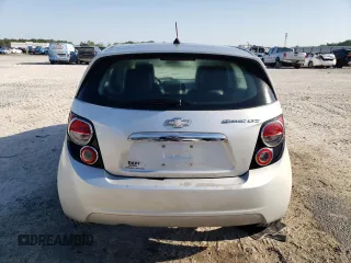 2012 Chevrolet Sonic LTZ z VIN 1G1JE6SH4C4101608, wystawiony jako Copart lot #53111725 z przebiegiem 203 012 mil mil oraz Szkoda całkowita • Salvage title. Historia ofert i sprzedaży dostępna na DreamBid. Obrazek 6.