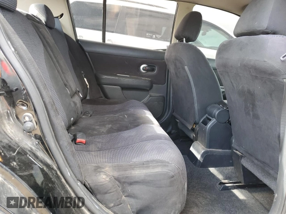 2010 Nissan Versa S z VIN 3N1BC1CP7AL394103, wystawiony jako Copart lot #54627535 z przebiegiem 181 881 mil mil oraz Czysty tytuł • Clean title. Historia ofert i sprzedaży dostępna na DreamBid. Obrazek 10.
