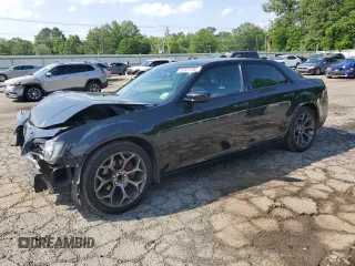 2015 Chrysler 300 S z VIN 2C3CCABG8FH781217, wystawiony jako Copart lot #55331595 z przebiegiem 123 928 mil mil oraz Szkoda całkowita • Salvage title. Historia ofert i sprzedaży dostępna na DreamBid. Obrazek 1.