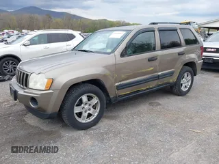 2005 Jeep Grand Cherokee Laredo with VIN 1J4GR48K35C510327, listed as a IAAI auction lot 42026081 with 260,377 mi miles. Bid and sale history available at carsss.com. Image 2.