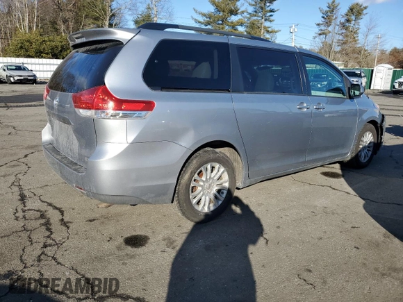 2013 Toyota Sienna XLE AAS z VIN 5TDYK3DC1DS389687, wystawiony jako Copart lot #44355905 z przebiegiem 188 780 mil mil oraz Szkoda całkowita • Salvage title. Historia ofert i sprzedaży dostępna na DreamBid. Obrazek 3.