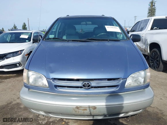 1998 Toyota Sienna LE with VIN 4T3ZF13C5WU028625, listed as a IAAI auction lot 41596901 with 139,903 mi miles. Bid and sale history available at carsss.com. Image 12.