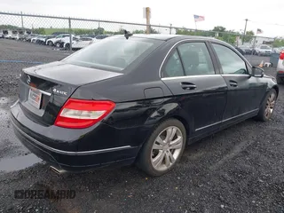 2011 Mercedes-Benz C 300 Sport z VIN WDDGF8BB8BR141526, wystawiony jako IAAI lot #42340242 z przebiegiem 105 699 mil mil oraz . Historia ofert i sprzedaży dostępna na DreamBid. Obrazek 4.