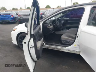 2018 Toyota Camry LE z VIN 4T1B11HK7JU111555, wystawiony jako IAAI lot #42421362 z przebiegiem 102 404 mil mil oraz . Historia ofert i sprzedaży dostępna na DreamBid. Obrazek 5.
