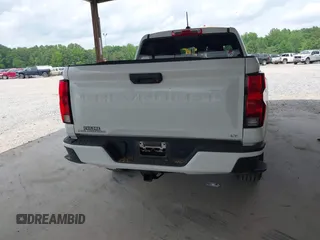 2023 Chevrolet Colorado 4WD LT z VIN 1GCPTCEK0P1221796, wystawiony jako IAAI lot #42076600 z przebiegiem 23 262 mil mil oraz . Historia ofert i sprzedaży dostępna na DreamBid. Obrazek 16.