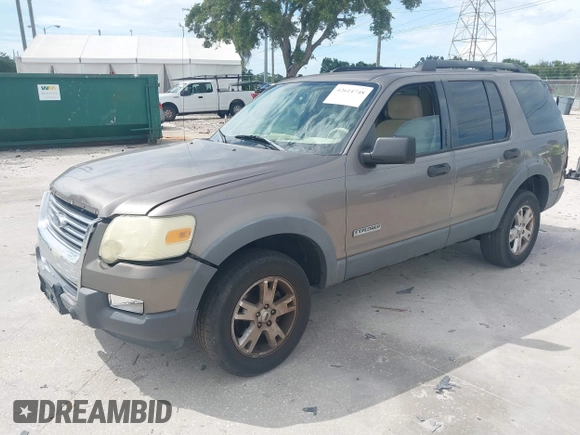 2006 Ford Explorer XLT z VIN 1FMEU63E56UB36500, wystawiony jako IAAI lot #42614748 z przebiegiem 175 966 mil mil oraz . Historia ofert i sprzedaży dostępna na DreamBid. Obrazek 2.