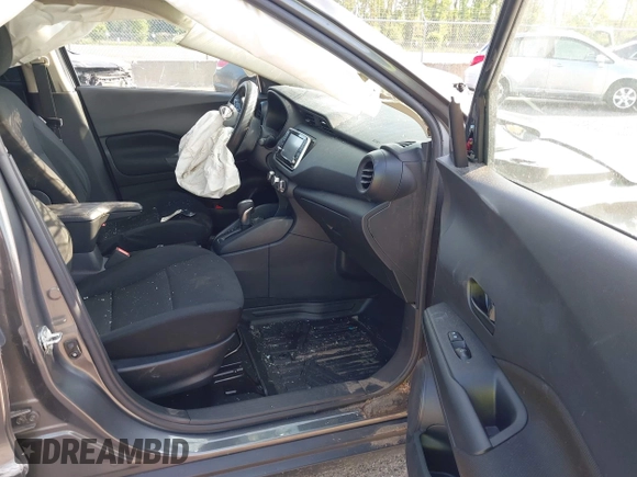 2023 Nissan Kicks S z VIN 3N1CP5BV2PL487717, wystawiony jako IAAI lot #42228018 z przebiegiem 44 419 mil mil oraz . Historia ofert i sprzedaży dostępna na DreamBid. Obrazek 5.