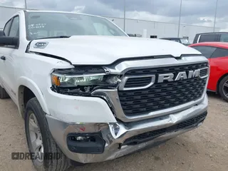 2025 Ram 1500 Big Horn z VIN 1C6SRFFPXSN581512, wystawiony jako IAAI lot #42158063 z przebiegiem 35 469 mil mil oraz . Historia ofert i sprzedaży dostępna na DreamBid. Obrazek 6.