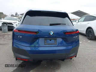 2024 BMW iX xDrive50 z VIN WB523CF05RCN71984, wystawiony jako IAAI lot #41469238 z przebiegiem 45 447 mil mil oraz . Historia ofert i sprzedaży dostępna na DreamBid. Obrazek 16.
