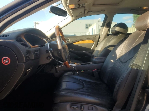 2000 Jaguar S-Type V8 z VIN SAJDA01D4YGL61655, wystawiony jako Copart lot #85873054 z przebiegiem 85 239 mil mil oraz Nie do naprawy • Non repairable. Historia ofert i sprzedaży dostępna na DreamBid. Obrazek 7.