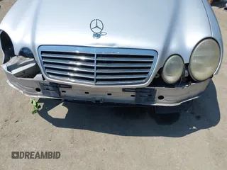 2001 Mercedes-Benz CLK 320/430 z VIN WDBLJ65G51F162092, wystawiony jako IAAI lot #42477861 z przebiegiem 165 725 mil mil oraz . Historia ofert i sprzedaży dostępna na DreamBid. Obrazek 6.