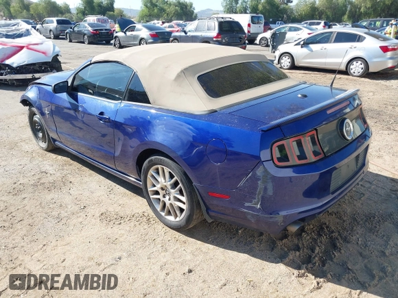 2014 Ford Mustang V6 z VIN 1ZVBP8EM5E5315477, wystawiony jako IAAI lot #42222514 z przebiegiem 215 618 mil mil oraz . Historia ofert i sprzedaży dostępna na DreamBid. Obrazek 3.