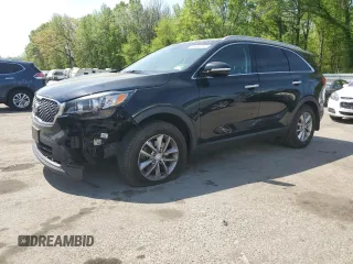2018 Kia Sorento LX z VIN 5XYPG4A32JG406786, wystawiony jako Copart lot #55508175 z przebiegiem 77 495 mil mil oraz Szkoda całkowita • Salvage title. Historia ofert i sprzedaży dostępna na DreamBid. Obrazek 1.