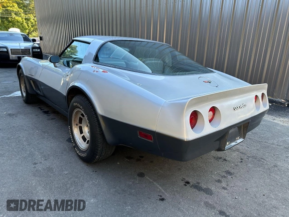 1982 Chevrolet Corvette z VIN 1G1AY8789C5101514, wystawiony jako Copart lot #87106344 z przebiegiem 3 012 mil mil oraz Czysty tytuł • Clean title. Historia ofert i sprzedaży dostępna na DreamBid. Obrazek 3.