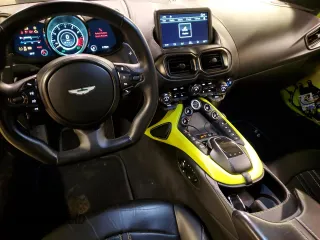2020 Aston Martin Vantage z VIN SCFSMGAWXLGN03363, wystawiony jako Copart lot #81833084 z przebiegiem Nie podano mil oraz Szkoda całkowita • Salvage title. Historia ofert i sprzedaży dostępna na DreamBid. Obrazek 8.