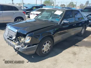 1993 Mercedes-Benz 400 E z VIN WDBEA34E6PB942402, wystawiony jako IAAI lot #41855899 z przebiegiem 124 065 mil mil oraz . Historia ofert i sprzedaży dostępna na DreamBid. Obrazek 18.