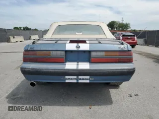 1988 Ford Mustang z VIN 1FABP44A1JF228656, wystawiony jako Copart lot #49451215 z przebiegiem 42 754 mil mil oraz Czysty tytuł • Clean title. Historia ofert i sprzedaży dostępna na DreamBid. Obrazek 6.
