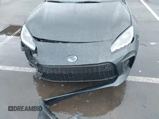 2025 Toyota 86 Premium z VIN JF1ZNBE11S9752297, wystawiony jako IAAI lot #41834817 z przebiegiem 984 mil mil oraz . Historia ofert i sprzedaży dostępna na DreamBid. Obrazek 19.