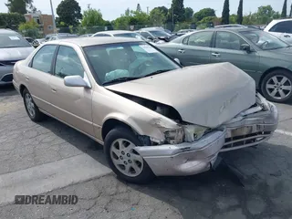 1999 Toyota Camry LE z VIN JT2BF22KXX0180754, wystawiony jako IAAI lot #42243220 z przebiegiem 152 041 mil mil oraz . Historia ofert i sprzedaży dostępna na DreamBid. Obrazek 1.