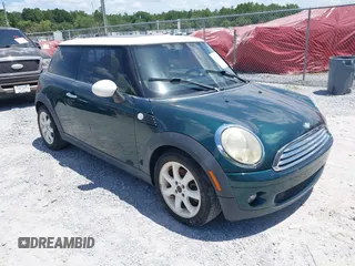 2010 MINI Hardtop с VIN WMWMF3C5XATZ23107, выставлен на аукционе IAAI как лот 42732300 с пробегом 100 747 миль миль и . История ставок и продаж доступна на DreamBid. Изображение 1.