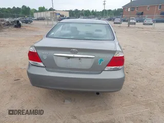 2005 Toyota Camry STD z VIN 4T1BE32K05U555388, wystawiony jako IAAI lot #42119726 z przebiegiem 148 376 mil mil oraz . Historia ofert i sprzedaży dostępna na DreamBid. Obrazek 16.