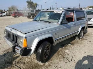 1985 Jeep Cherokee z VIN 1JCWB7742FT144063, wystawiony jako Copart lot #84050844 z przebiegiem 80 072 mil mil oraz Czysty tytuł • Clean title. Historia ofert i sprzedaży dostępna na DreamBid. Obrazek 1.