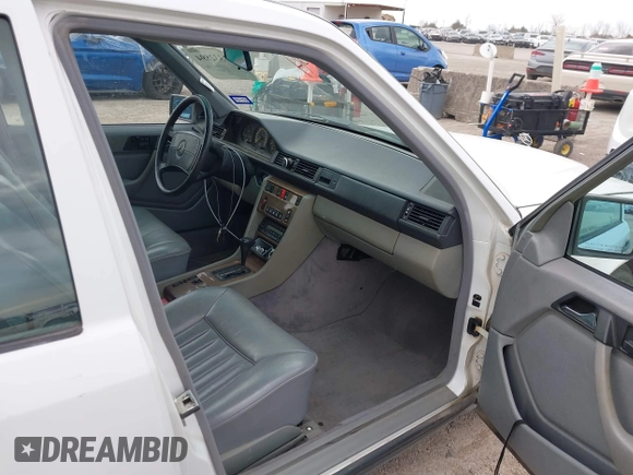 1989 Mercedes-Benz 300 E z VIN WDBEA30D6KB024140, wystawiony jako IAAI lot #41332894 z przebiegiem 237 628 mil mil oraz . Historia ofert i sprzedaży dostępna na DreamBid. Obrazek 5.