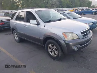 2005 Kia Sorento LX z VIN KNDJC733355366104, wystawiony jako IAAI lot #42493698 z przebiegiem 182 967 mil mil oraz . Historia ofert i sprzedaży dostępna na DreamBid. Obrazek 1.