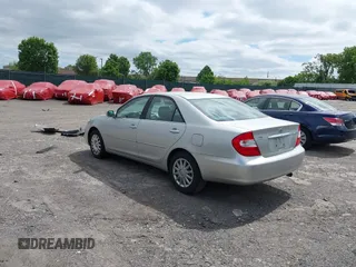 2003 Toyota Camry LE z VIN 4T1BE32K93U260416, wystawiony jako IAAI lot #42300847 z przebiegiem 110 918 mil mil oraz . Historia ofert i sprzedaży dostępna na DreamBid. Obrazek 3.